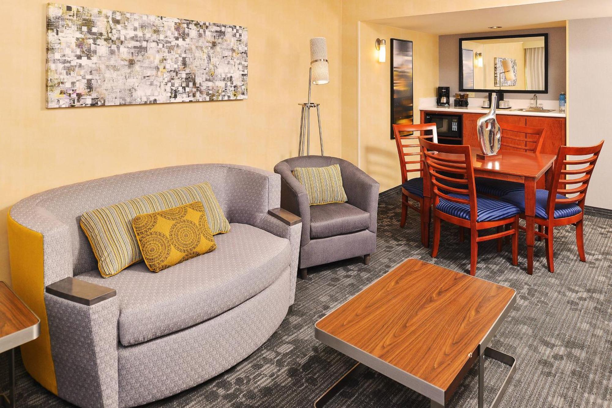 Courtyard By Marriott Denver Cherry Creek Exterior photo