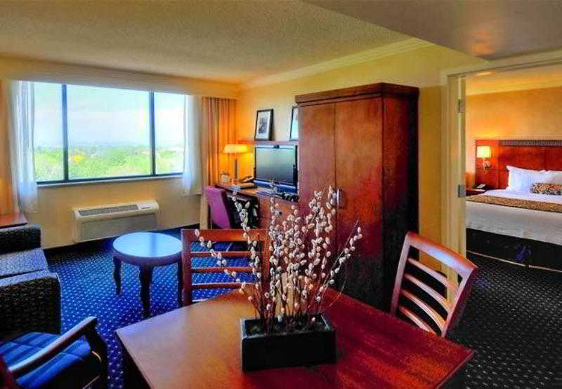 Courtyard By Marriott Denver Cherry Creek Exterior photo